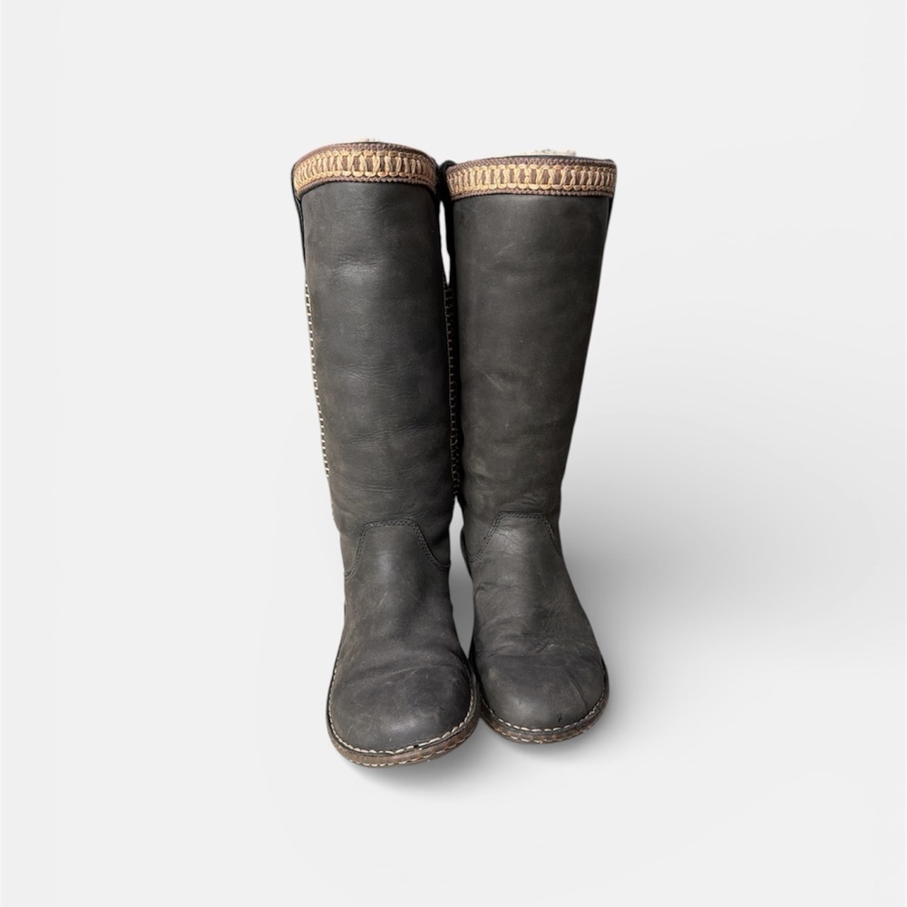 UGG authentic charcoal gray Shearling-Lined Boots size 9 super comfy